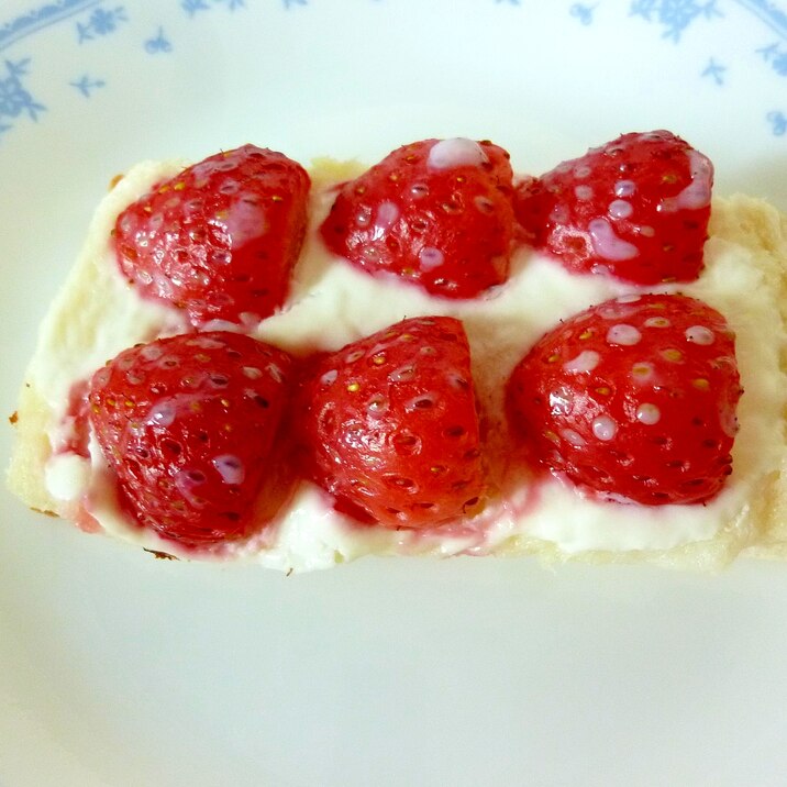 ☆さっぱりジューシー♪　苺のヨーグルトトースト☆